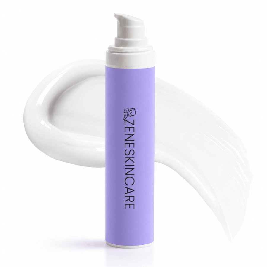 Calme Crème Hydratante Peaux Sensibles Sans Parfum, tube violet avec crème blanche appliquée.