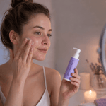 Femme appliquant la crème de nuit réparatrice pour peaux sensibles et rougeurs sur son visage.